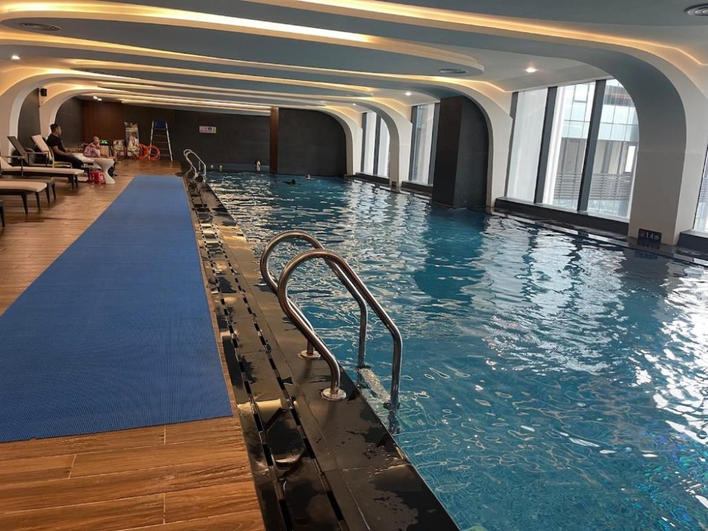 Không gian bể bơi của dịch vụ Diamond Crown Fitness and Pool Không gian bể bơi của dịch vụ Diamond Crown Fitness and Pool